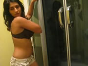 Armenian 女の子 In The Bathroom Strippers