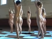 ヨガをしている若い裸の女の子のグループ