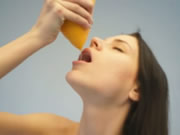 Nude 女の子 Drinking Grapefruit Juice