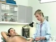 欧州の古典的な女性医師は、身体検査のためにスキャン