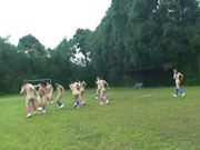 ヌード女子サッカー選手の練習